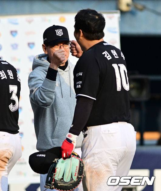 [OSEN=잠실, 지형준 기자] 프로야구 KT 위즈가 LG 트윈스 상대로 개막시리즈를 스윕했다.&nbsp;KT는 29일 서울 잠실구장에서 열린 2026 KBO리그 LG와 시즌 2차전에서 6-5로 승리했다. 허경민이 동점 투런 홈런을 터뜨렸고, 9회초 김현수가 좌익수 앞 땅볼로 결승타점을 올렸다. 9회말 박영현이 등판해 1점 차 리드를 지켜내며 이틀 연속 세이브를 챙겼다.&nbsp;KT 아강철 감독이 김현수와 승리를 기뻐하고 있다. 2026.03.29&nbsp;/ jpnews@osen.co.kr