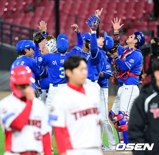 [OSEN=광주, 최규한 기자]삼성 라이온즈가 짜릿한 역전극을 썼다.&nbsp;삼성은 7일 광주-기아 챔피언스필드에서 열린 2026 프로야구 KIA 타잉거즈와의 팀간 첫 경기에서 10-3으로 역전승을 거두었다. 1-3으로 뒤진 8회초 중심타선의 집중타를 앞세워 대거 5점을 뽑아냈다. 이어 9회 4점을 보태 승부를 결정냈다. 최형우의 추격의 1타점 2루타와 쐐기 3점 홈런이 빛났다.&nbsp;강민호의 2타점 2루타도 박수를 받았다.&nbsp;경기를 마치고 삼성 선수들이 기뻐하고 있다. 2026.04.07 / dreamer@osen.co.kr