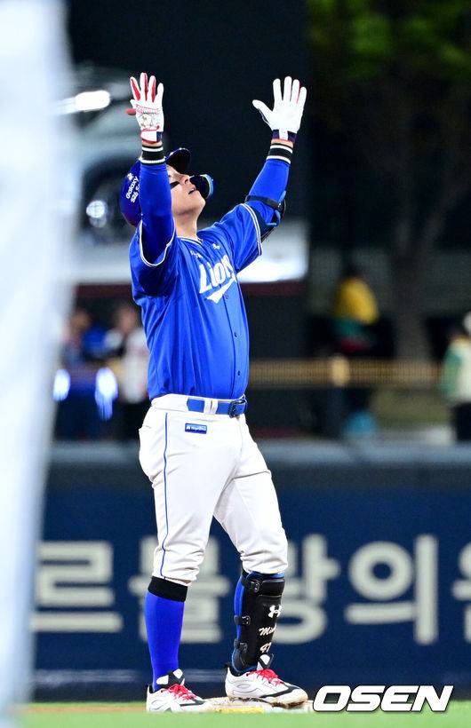 [OSEN=광주, 최규한 기자] 7일 광주-기아 챔피언스필드에서 ‘2026 신한 SOL KBO리그’ KIA 타이거즈와 삼성 라이온즈의 경기가 열렸다.홈팀 KIA는 양현종, 방문팀 삼성은 양창섭을 선발로 내세웠다. 8회초 2사 2, 3루 상황 삼성 강민호가 달아나는 2타점 2루타를 날리고 2루에 안착해 기뻐하고 있다. 2026.04.07 / dreamer@osen.co.kr