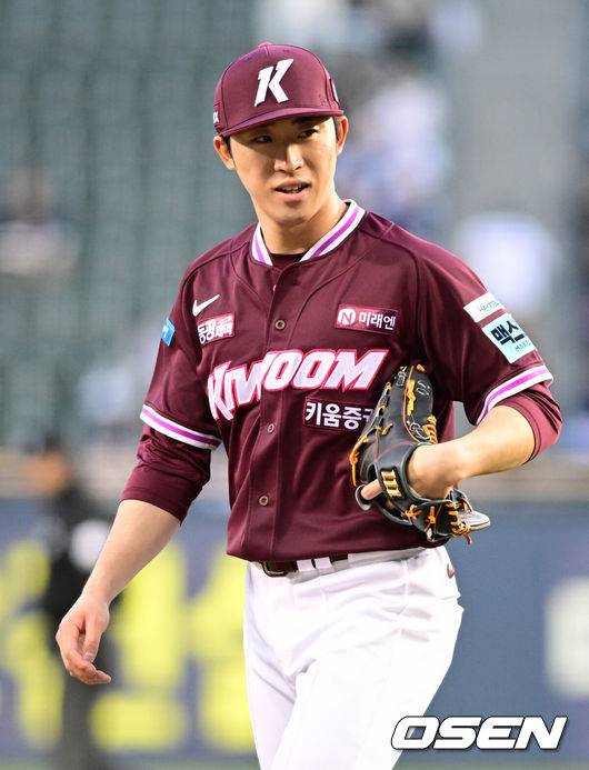 [OSEN=잠실, 조은정 기자]7일 서울 잠실야구장에서 '2026 신한 SOL Bank KBO리그' 키움 히어로즈와 두산 베어스의 경기가 열렸다.이날 두산은 최승용, 키움은 배동현을 선발로 내세웠다.1회말 이닝을 마친 키움 배동현이 더그아웃으로 향하고 있다. 2026.04.07 /cej@osen.co.kr