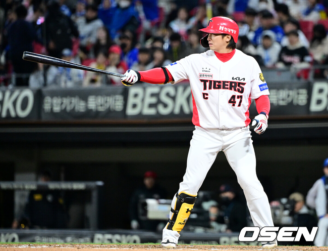 [OSEN=광주, 최규한 기자] 7일 광주-기아 챔피언스필드에서 ‘2026 신한 SOL KBO리그’ KIA 타이거즈와 삼성 라이온즈의 경기가 열렸다.홈팀 KIA는 양현종, 방문팀 삼성은 양창섭을 선발로 내세웠다.7회말 2사 1, 3루 상황 KIA 나성범이 타격을 준비하고 있다. 2026.04.07 / dreamer@osen.co.kr