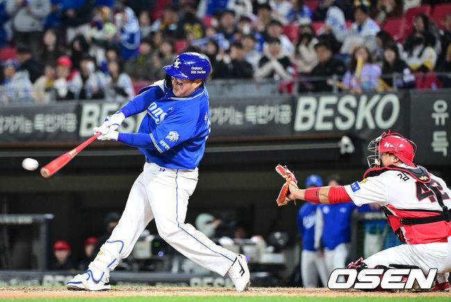 [OSEN=광주, 최규한 기자] 경기의 분수령. 1-3으로 뒤지고 있던 8회초 1사 1, 2루 상황 추격의 1타점 2루타를 터트리는 삼성 최형우.
