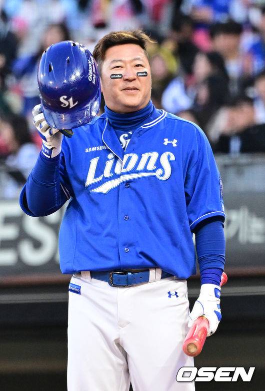 3루 KIA 팬들을 바라보며 헬멧을 벗으며 인사 전하는 최형우.