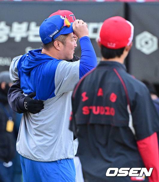 KIA와 반갑게 인사 나누는 최형우.