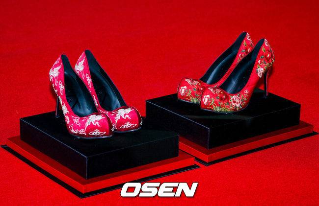 [OSEN=민경훈 기자] 8일 오전 서울 종로구 포시즌스 호텔 서울에서 영화 '악마는 프라다를 입는다 2' 내한 기자간담회가 열렸다.'악마는 프라다를 입는다 2'는 전설적인 패션 매거진 '런웨이'의 편집장 미란다(메릴 스트립 분)와 20년 만에 기획 에디터로 돌아온 앤디(앤 해서웨이 분)가 럭셔리 브랜드의 임원이 된 에밀리(에밀리 블런트 분)와 재회하고, 완전히 달라진 미디어 환경 속에서 다시 한번 패션계의 주도권을 잡기 위해 모든 커리어를 거는 이야기다. 오는 29일 전 세계 최초 개봉.배우 메릴 스트립, 앤 해서웨이가 기자간담회에서 선물 받은 꽃신 스타일의 하이힐이 전시되고 있다. 2026.04.08/rumi@osen.co.kr