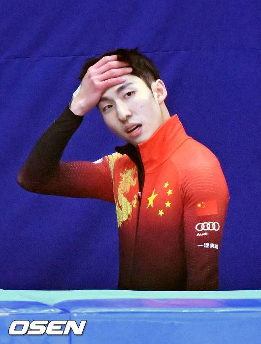 [OSEN=민경훈 기자] 11일 서울 목동 아이스링크에서 '2023 KB금융 국제빙상경기연맹(ISU) 쇼트트랙 세계선수권대회' 본선 경기가 진행됐다.남자 500m 결승에서 중국 린샤오쥔(한국명 임효준)이 페널티로 실격이 된 후 퇴장하며 아쉬워하고 있다. 2023.03.11 / rumi@osen.co.kr