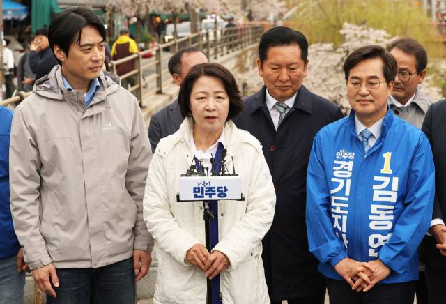 ▲더불어민주당 추미애 경기도지사 경선후보가 6일 경기 수원시 못골시장을 방문, 백브리핑하고 있다. ⓒ연합뉴스