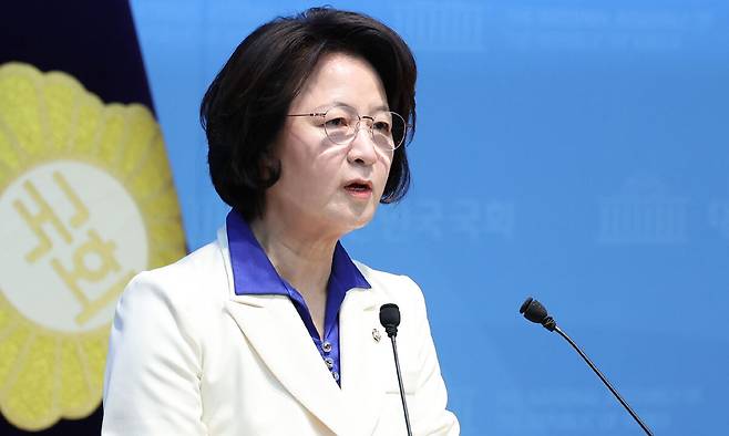 더불어민주당 6·3 지방선거 경기도지사 후보로 확정된 추미애 의원이 8일 서울 여의도 국회 소통관에서 현안 기자회견을 하고 있다. 뉴스1