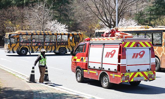 8일 늑대가 탈출한 대전 오월드의 출입구가 통제된 가운데, 늑대 포획 지원에 나선 소방 당국 관계 차량이 진입하고 있다. 연합뉴스