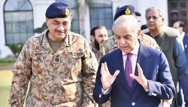파키스탄을 이끄는&nbsp;셰바즈 샤리프&nbsp;총리(오른쪽)와 아심 무니르&nbsp;국방참모총장. SNS 캡처
