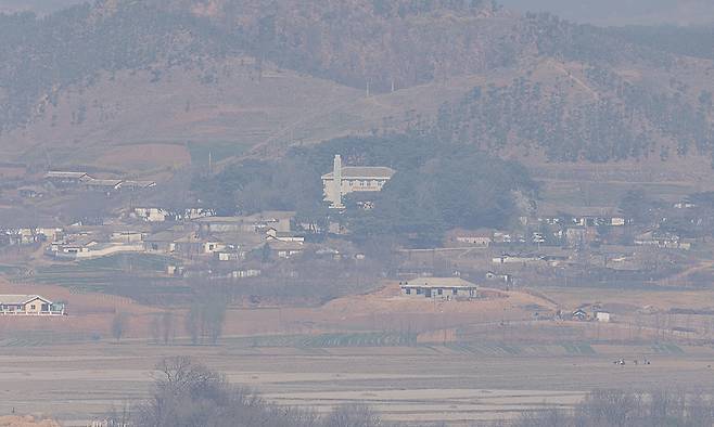 8일 경기도 파주시 오두산 통일전망대에서 바라본 북한 황해북도 개풍군 일대가 흐릿하다. 연합뉴스
