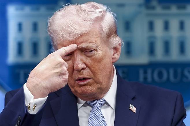 도널드 트럼프 미국 대통령이 6일(현지시간) 백악관에서 기자들의 질문에 답하며 손짓하고 있다. 2026.4.6 워싱턴 EPA 연합뉴스