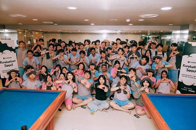 최근 서울 강변스파랜드에서 열린 사사사 주최 ‘유레카톤 서울(Eurekathon Seoul)’에 참가한 70여 명의 개발자와 기획자들이 기념촬영을 하고 있다. 사진제공=부산창조경제혁신센터