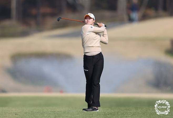 샷을 한 뒤 공을 바라보고 있는 방신실. 사진 제공=KLPGA