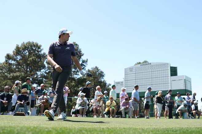 맷 피츠패트릭이 7일(현지 시간) 미국 조지아주 오거스타 내셔널GC에서 열린 제90회 마스터스 공식 연습 라운드 중 8번 홀에서 이동하고 있다. AFP연합뉴스