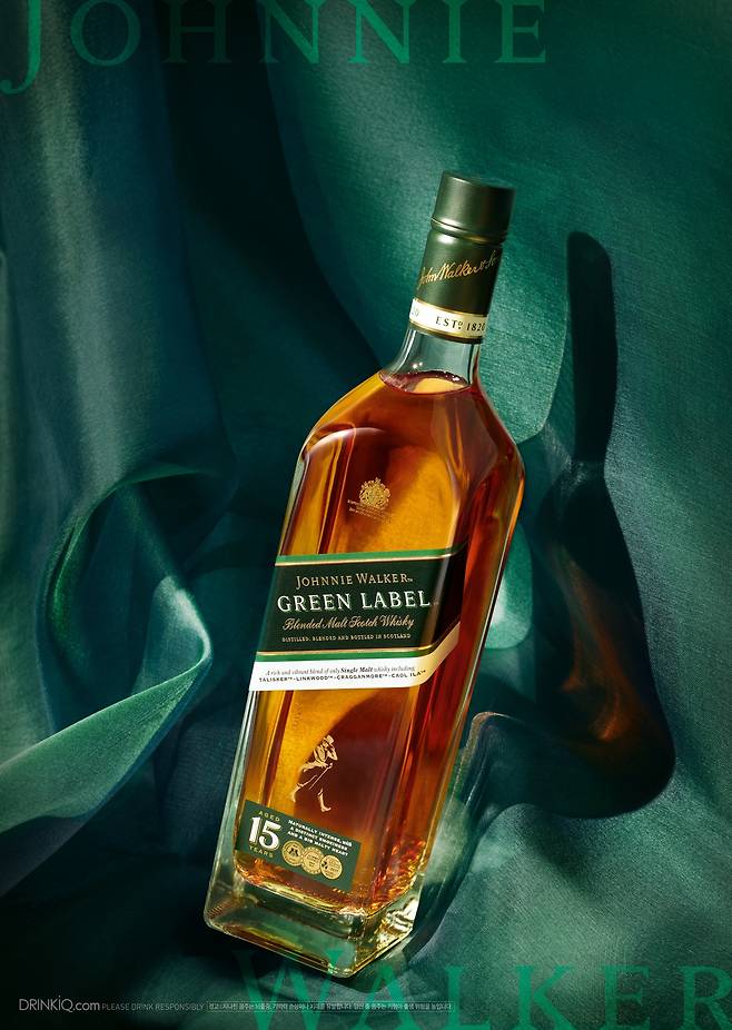 싱글몰트 위스키 ‘탈리스커’와 ‘쿨 일라’를 키 몰트로 사용한 ‘조니워커 그린’. 사진 제공=디아지오코리아