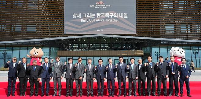 김석필 천안시장 권한대행과 정몽규 대한축구협회 회장 등 주요 인사들이 7일 천안시 입장면 현지에서 코리아풋볼파크의 개관을 알리는 구호를 외치고 있다 ⓒ천안시 제공