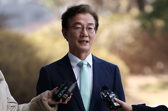 통일교 측으로부터 한일 해저터널 건설 사업 추진 등을 대가로 금품을 받은 혐의를 받는 전재수 더불어민주당 의원이 지난 3월19일 서울 서초구 정교유착 비리 의혹을 수사하는 검·경 합동수사본부로 출석하며 취재진 질문에 답하고 있다. ⓒ연합뉴스