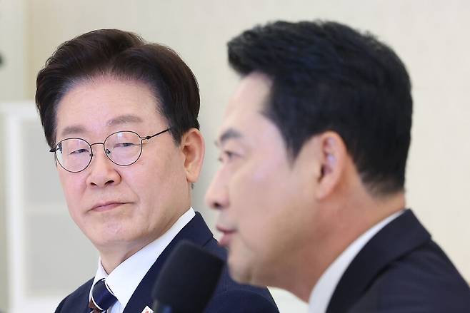 이재명 대통령이 7일 청와대에서 열린 여야정 민생경제 협의체 회담에서 국민의힘 장동혁 대표의 발언을 듣고 있다. ⓒ연합뉴스