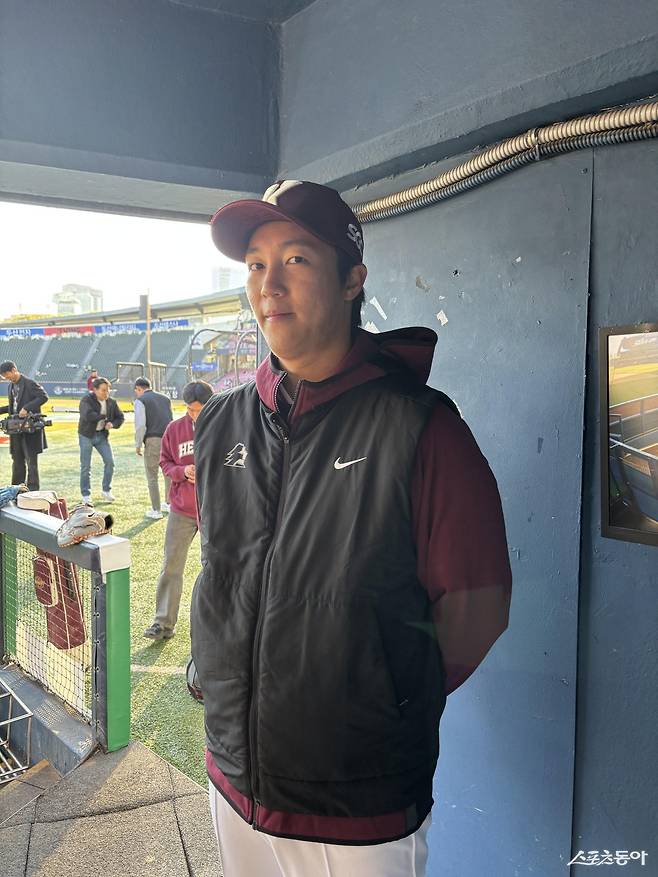 키움 안우진이 7일 잠실 두산전에 앞서 불펜피칭을 마친 뒤 취재진과 인터뷰를 하고 있다. 잠실|강산 기자 posterboy@donga.com