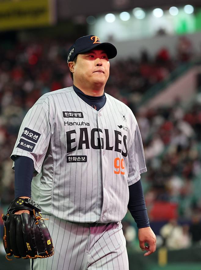 한화 류현진이 휴식 차원에서 8일 1군 엔트리서 제외됐다. 한화는 류현진이 빠진 자리에 대체 외국인투수인 잭 쿠싱을 등록했다. 사진은 7일 인천 SSG전서 6회말을 마친 뒤 덕아웃으로 들어가고 있는 류현진. 인천|뉴시스