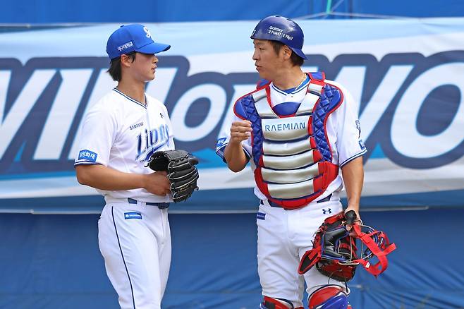 삼성 강민호(오른쪽)는 안정적인 수비 능력으로 어린 투수들이 흔들리는 걸 잘 막아내고 있다. 사진제공｜삼성 라이온즈
