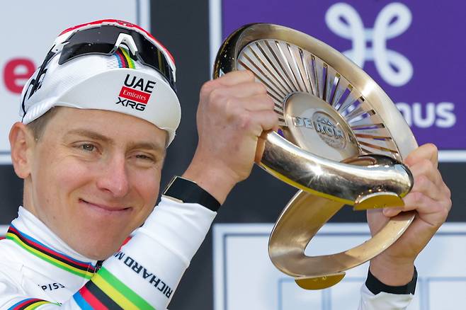 지난 5일 벨기에에서 열린 투르 드 플랑드르 원데이 사이클 대회에서 우승한 타데이 포가차르가 시상대에 올라 포즈를 취하고 있다. EPA