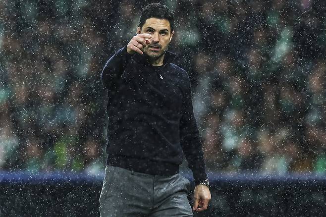 아스널 미켈 아르테타 감독이 8일 유럽챔피언스리그 스포르팅전에서 선수들에게 작전 지시를 하고 있다. EPA연합뉴스