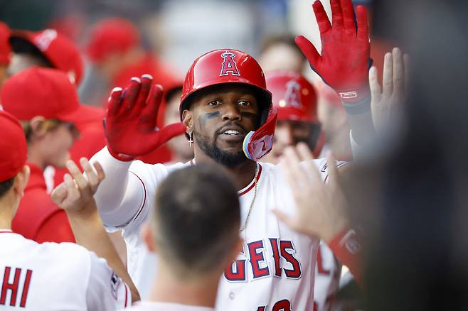 LA 에인절스 호르헤 솔레어가 8일 애틀랜타전에서 1회말 선제 투런 홈런을 날린 뒤 동료들의 축하를 받고 있다. Imagn Images연합뉴스