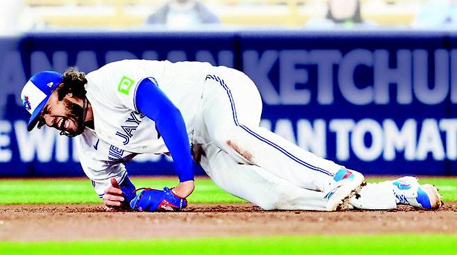 토론토 코디 폰세가 지난달 31일 홈 로저스센터에서 열린 콜로라도전 선발 등판해 3회 땅볼 타구를 처리하다 무릎을 다쳐 쓰러지고 있다. AFP연합뉴스