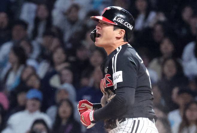 8일 경남 창원NC파크에서 열린 프로야구 2026 KBO리그 LG 트윈스와 NC 다이노스의 경기. 8회 초 2사 2루 상황 LG 6번 오지환이 2타점 그라운드 홈런을 치고 포효하고 있다. 2026.4.8 ymp@yna.co.kr 연합뉴스