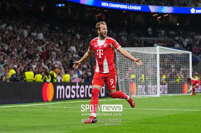 ▲ 적지에서 승전고를 울린 바이에른 뮌헨이 레알 마드리드를 격파하며 기세를 올렸다. 루이스 디아스와 해리 케인이 연달아 상대 골망을 흔들며 승부의 균형을 무너뜨린 반면, 레알 마드리드는 킬리안 음바페가 한 골을 따라붙는 데 그치며 안방에서 패배를 받아들여야 했다. 김민재는 결장했다.