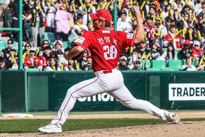 ▲ 전영준은 지난해에 비해 2~3km 정도의 구속 증강을 이뤄내며 올 시즌 맹위를 떨치고 있다 ⓒSSG랜더스