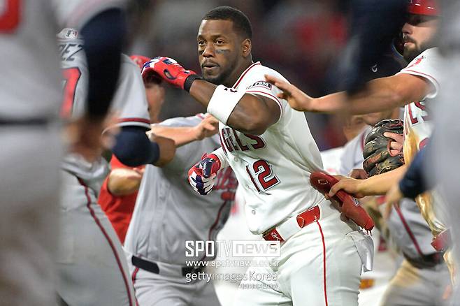 ▲ 호르헤 솔레어가 주먹을 휘둘렀다. 레이날도 로페스에게 한 번은 맞고, 다음 타석에서도 위협구가 들어오자 참지 않았다.