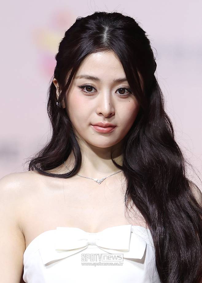 ▲ 르세라핌 허윤진이 한강에서 꽃을 꺾어 사과했다. ⓒ곽혜미 기자