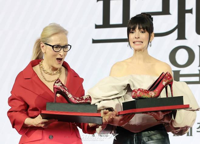 (서울=뉴스1) 권현진 기자 = 배우 메릴 스트립과 앤 해서웨이(오른쪽)가 8일 서울 종로구 포시즌스 호텔 서울에서 열린 영화 '악마는 프라다를 입는다 2'(감독 데이빗 프랭클) 내한 기자간담회에 참석해 꽃신을 선물 받고 있다. ‘악마는 프라다를 입는다 2’는 전설적인 패션 매거진 런웨이의 편집장 미란다(메릴 스트립 분)와 20년 만에 기획 에디터로 돌아온 앤디(앤 해서웨이 분)가 럭셔리 브랜드의 임원이 된 에밀리(에밀리 블런트 분)와 재회하고, 완전히 달라진 미디어 환경 속에서 다시 한 번 패션계의 주도권을 잡기 위해 모든 커리어를 거는 이야기다. 2026.4.8/뉴스1 Copyright (C) 뉴스1. All rights reserved. 무단 전재 및 재배포, AI학습 이용 금지. /사진=(서울=뉴스1) 권현진 기자