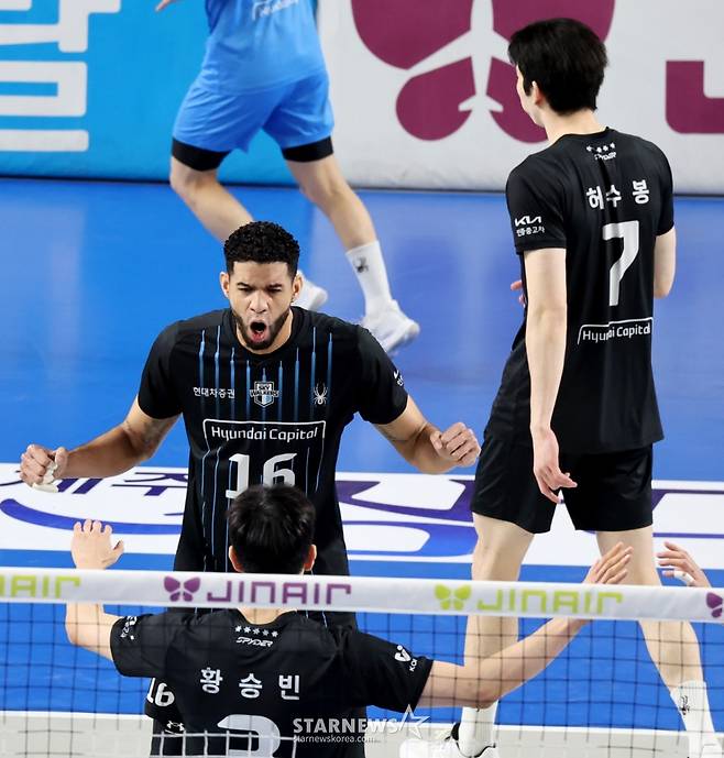 현대 레오가 8일 천안유관순체육관에서 열린 진에어  2025-2026 V리그 챔피언결정전 대한항공과 현대캐피탈 4차전에서 팀득점에 환호하고 있다. /사진=강영조 선임기자