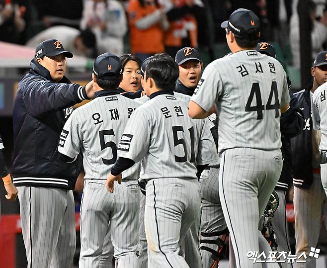 7일 오후 인천SSG랜더스필드에서 열린 '2026 신한 SOL Bank KBO리그' 한화 이글스와 SSG 랜더스의 경기, 한화가 6이닝 10탈삼진을 기록한 류현진의 호투에 힘입어 SSG에 6:2로 승리했다. 이날 경기에서 승리한 한화 선수들이 기뻐하고 있다. 인천, 김한준 기자