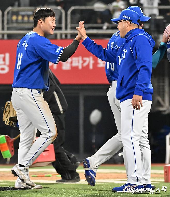 3일 오후 수원KT위즈파크에서 열린 '2026 신한 SOL Bank KBO리그' 삼성 라이온즈와 KT 위즈의 경기, 삼성이 KT에 2:1로 승리하며 3연승을 기록했다.  이날 경기에서 승리한 삼성 박진만 감독이 류지혁과 함께 기뻐하고 있다. 엑스포츠뉴스 DB