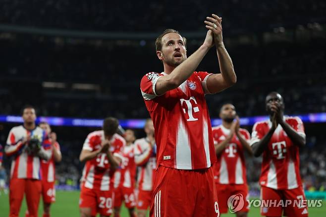 원정 팬들에게 화답하는 바이에른 뮌헨의 공격수 해리 케인 [EPA=연합뉴스]