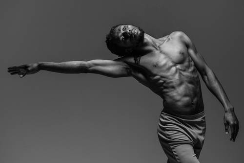 공연 중인 부르키나파소 출신 안무가 엠마누엘 사누 씨 인종차별과 사회적 불평등에 대한 저항을 주제로 한 작품 '데게베' [사진 박창현 Chad Park]