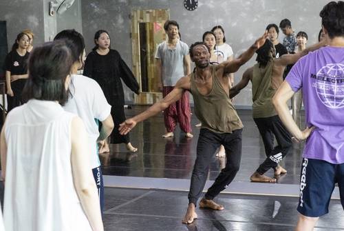 2019년 '부산 움직임 즉흥잼'에서 아프리카 댄스 워크숍을 진행하는 엠마 씨 [제공 사진]