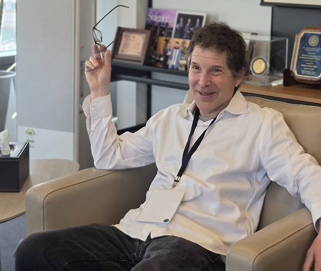 국내 언론과 인터뷰하는 데이비드 베이커 교수 [IBS 제공. 재판매 및 DB 금지]