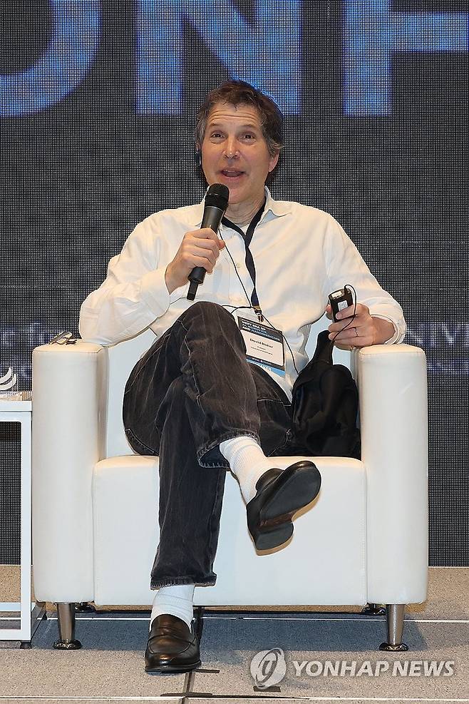 노벨화학상 데이비드 베이커 (서울=연합뉴스) 임화영 기자 = 2024년 노벨 화학상 수상자인 데이비드 베이커 미국 워싱턴대 교수가 6일 서울 서대문구 연세대학교에서 열린 기초과학연구원(IBS) 콘퍼런스 기자간담회에서 취재진의 질문에 답하고 있다. 2026.4.6 hwayoung7@yna.co.kr