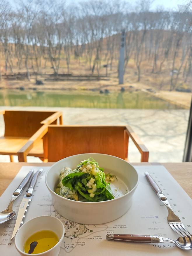 연못이 보이는 '사담'의 전채 요리 [사진/성연재 기자]