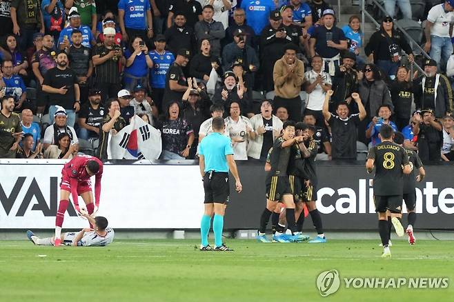 동료들과 골세리머니를 펼치는 손흥민 [Kirby Lee-Imagn Images=연합뉴스]