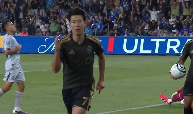 손으로 입 모양을 본뜬 세리머니를 펼치는 손흥민 [중계화면 캡처. 재판매 및 DB 금지]