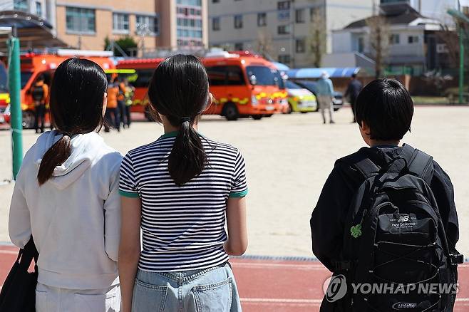 늑대 탈출에 안전조치 강화하는 초등학교 (대전=연합뉴스) 이주형 기자 = 8일 오전 대전 중구 사정동 오월드에서 늑대 1마리가 탈출한 것으로 확인돼 인근 초등학교에 안전조치가 강화되고 있다. 2026.4.8 coolee@yna.co.kr