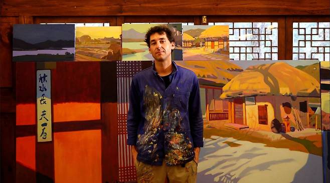 연합뉴스와 인터뷰하는 티모테 블랑댕 (안동=연합뉴스) 이세영 기자 = 경북 안동 하회마을 한옥호텔 락고재 작업실에서 티모테 블랑댕이 연합뉴스와 인터뷰하며 자신의 작품을 배경으로 포즈를 취했다. 2026.3.31 seva@yna.co.kr