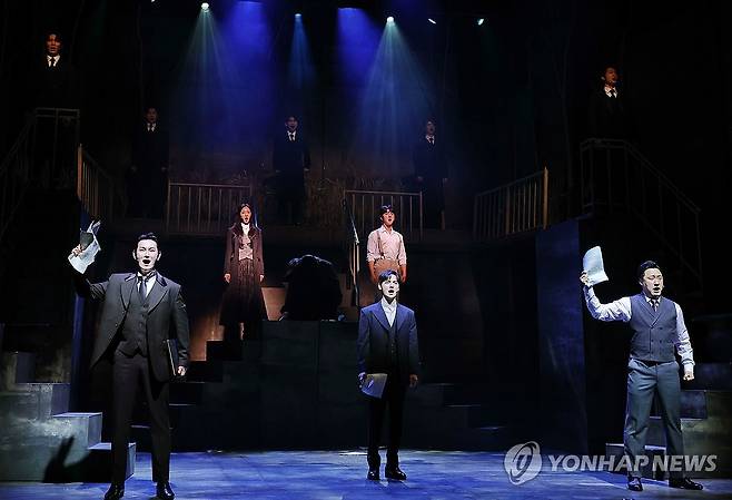 뮤지컬로 만나는 헤이그 특사 이야기 (서울=연합뉴스) 이재희 기자 = 8일 서울 대학로 놀유니플렉스에서 열린 뮤지컬 '헤이그' 언론 공개회에서 출연진이 공연 일부를 시연하고 있다. 2026.4.8 scape@yna.co.kr